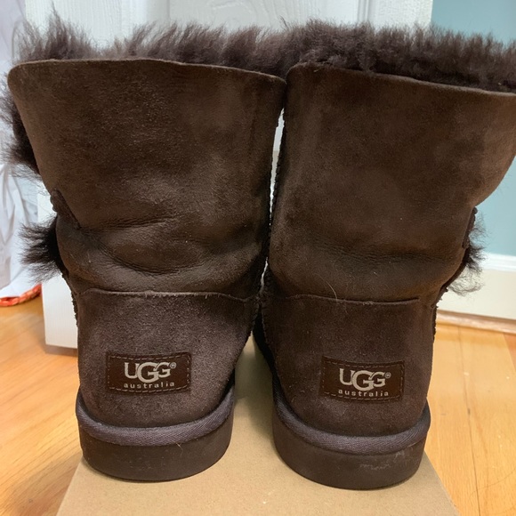UGG Bailey Button Boot Chocolate Size 8 - Picture 3 of 6